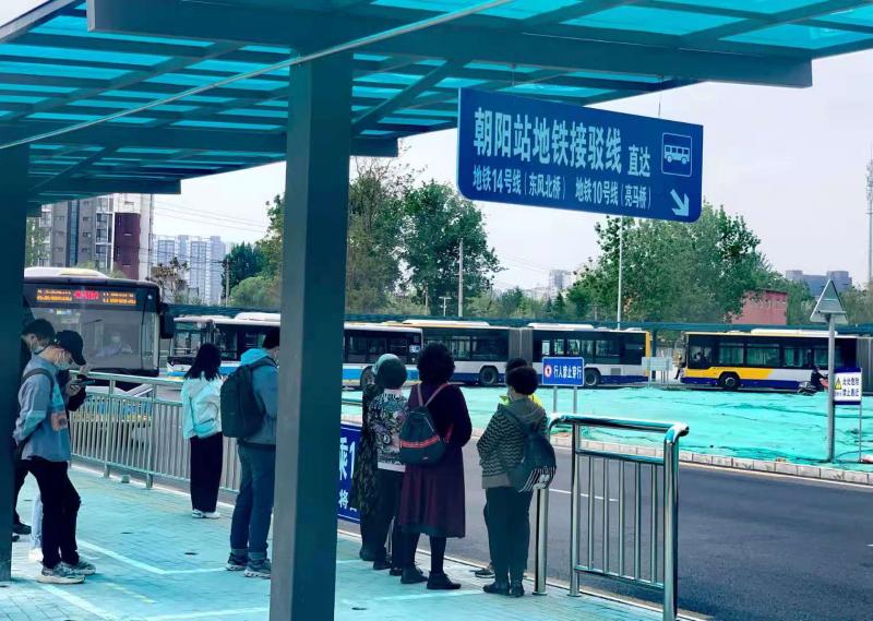记者探访年内投用的朝阳站综合交通枢纽—— 火车站地铁网约车“无缝衔接”