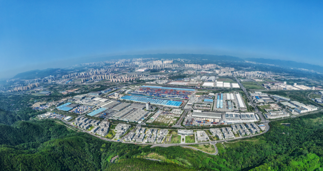 重庆国际物流枢纽园区运行繁忙