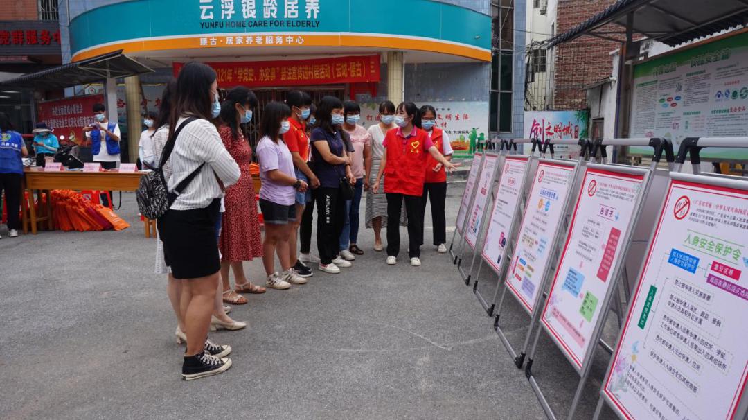 海南：走进重点园区举行普法宣传活动