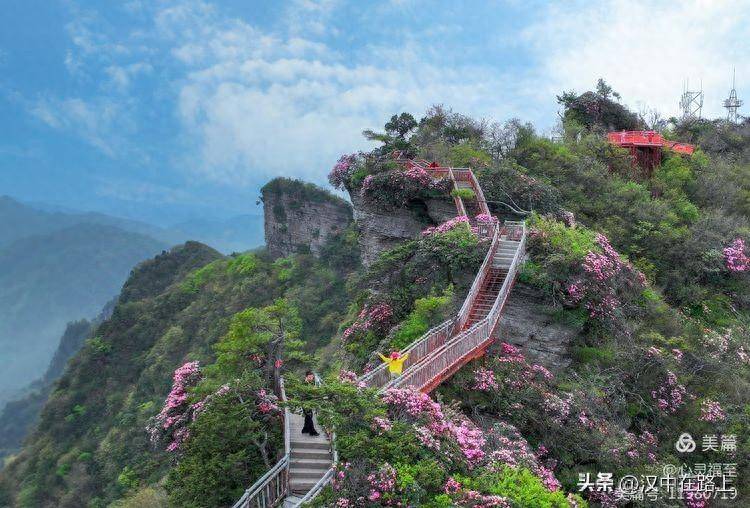天山南北人潮涌 美景无限风情浓