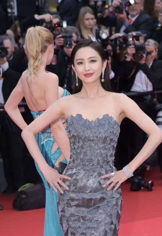 天山南北人潮涌 美景无限风情浓