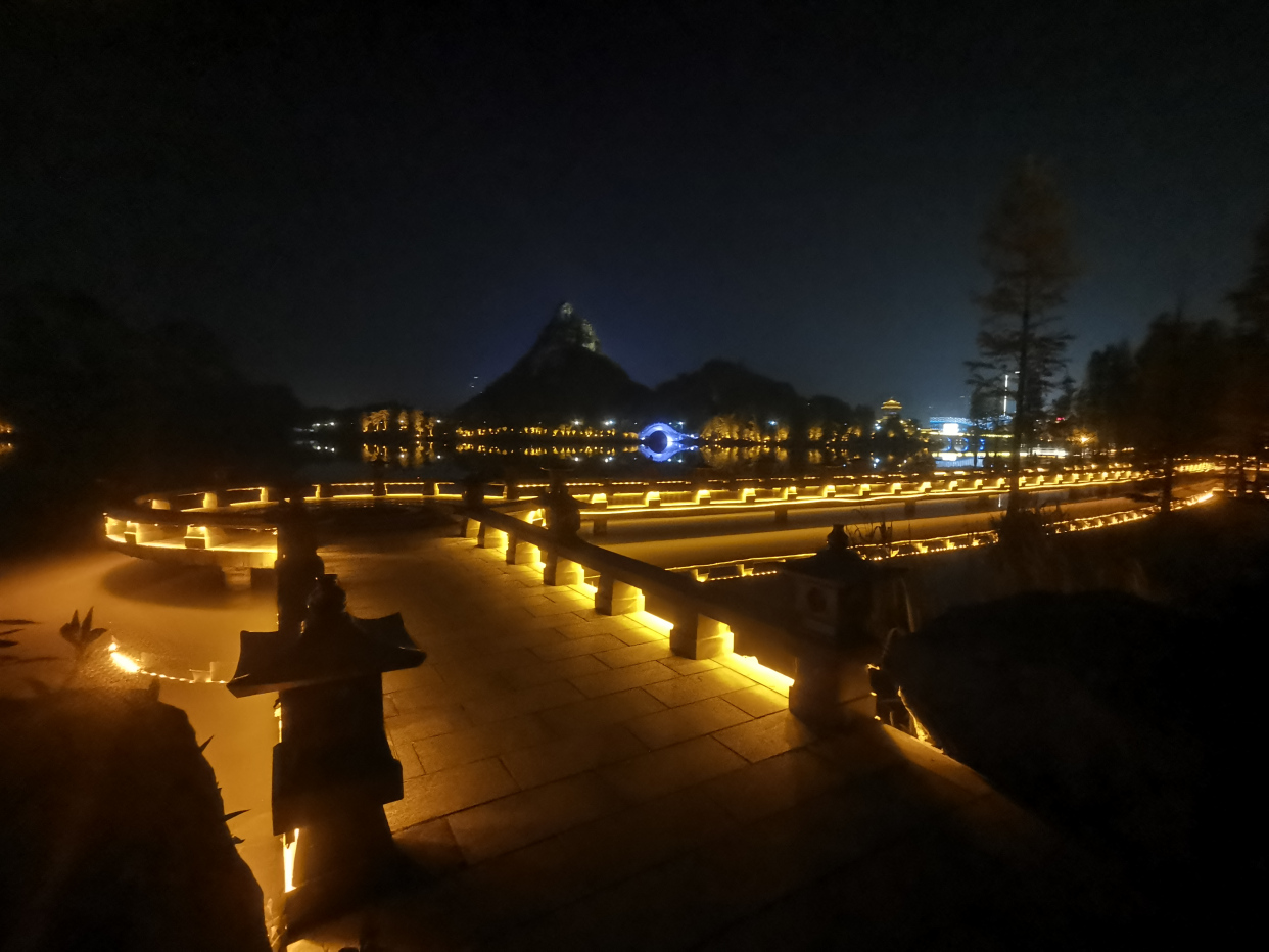 夜幕下的山水之城