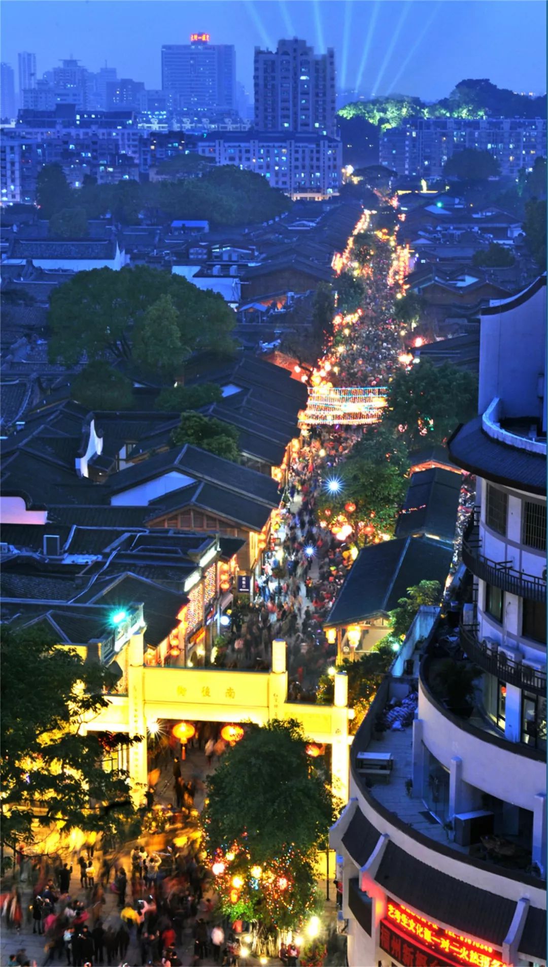 夜幕下的山水之城