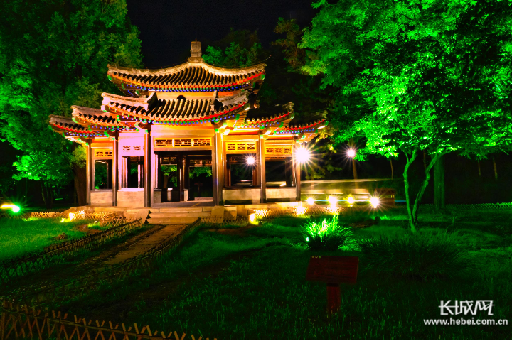 夜幕下的山水之城