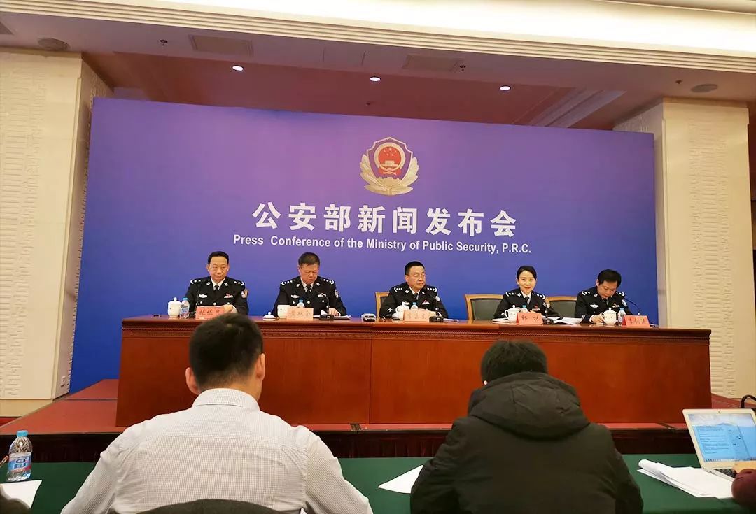 公安部推出多项便民新举措 简化办牌办证手续 优化道路交通秩序