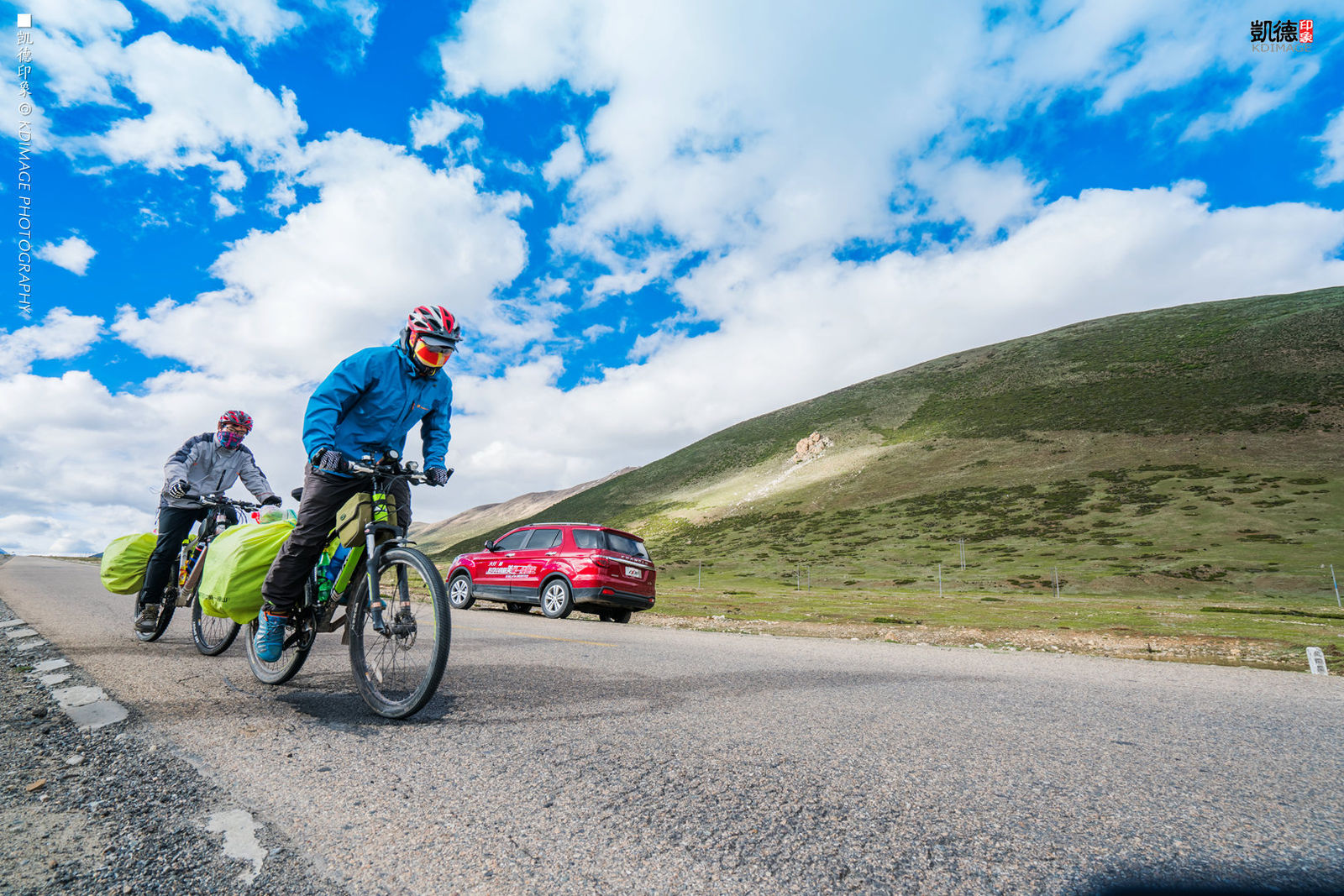 自驾318国道游客络绎不绝