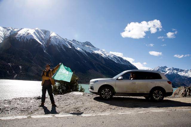 自驾318国道游客络绎不绝