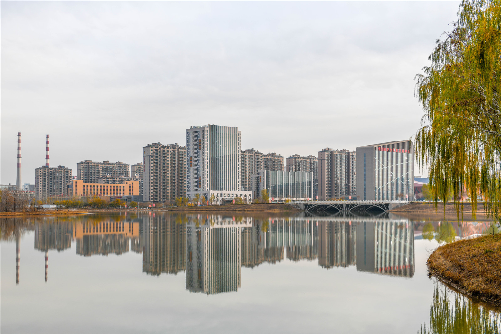 盛夏湖城入画来