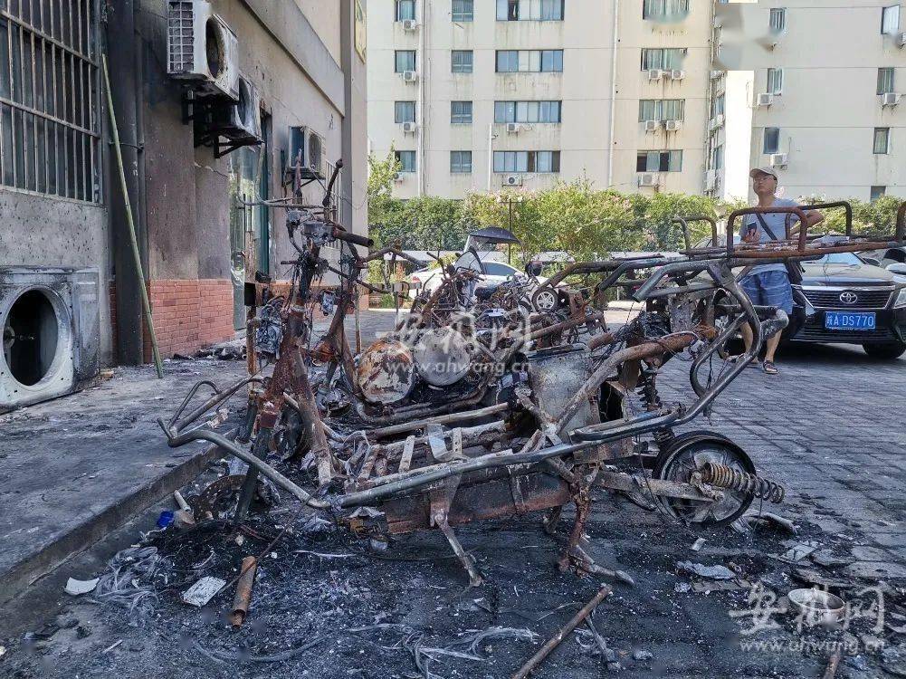 无违规充电和改装 一小区充电车棚凌晨突发火灾 电池自燃 14辆电动车被烧毁