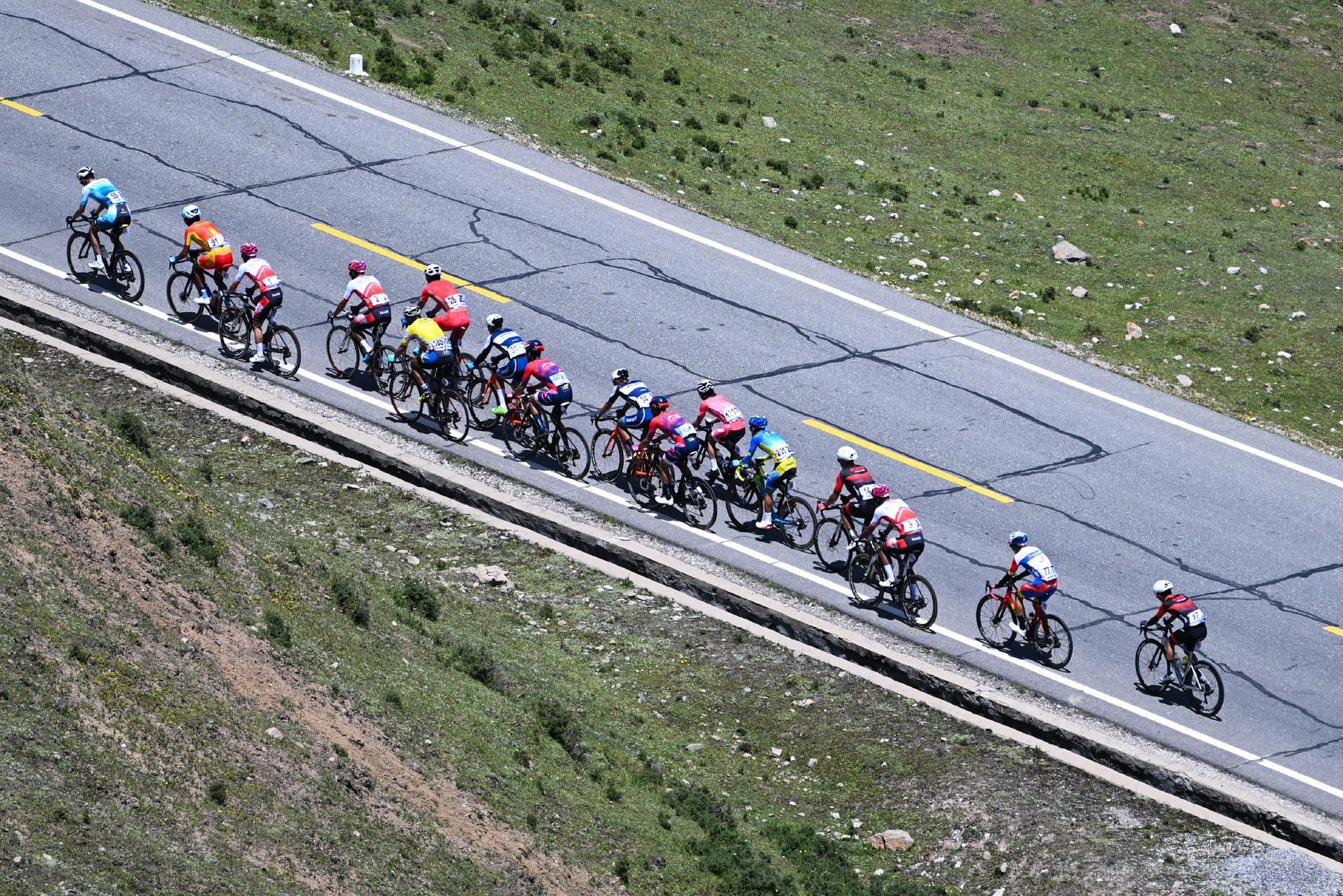 第二十三届环青海湖国际公路自行车赛开幕