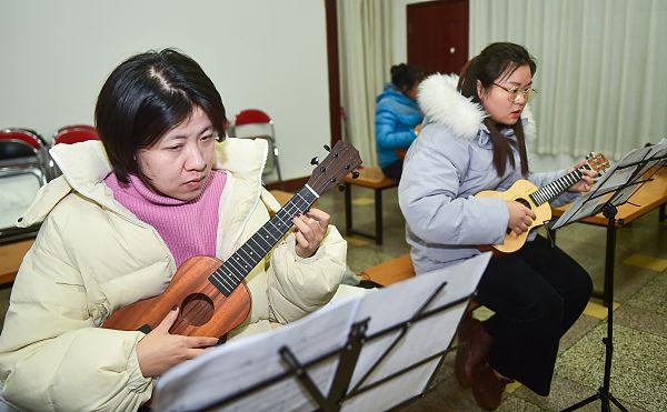 家长扎堆“学艺” 青年夜校点亮生活