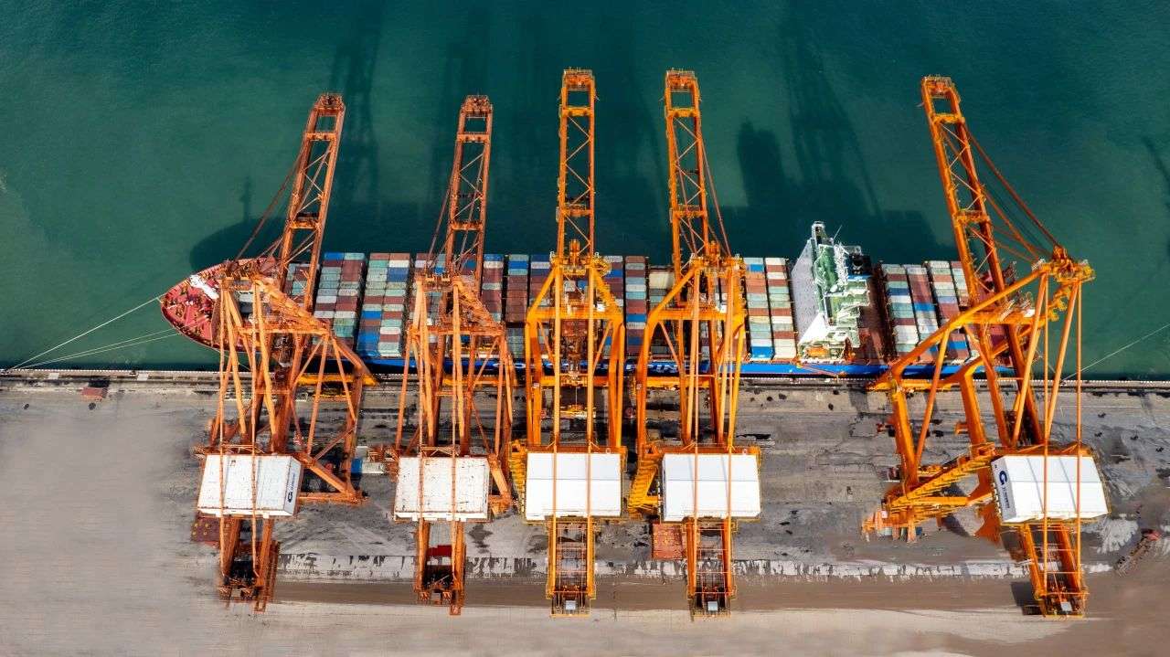 广西北部湾港防城港港区繁忙的码头