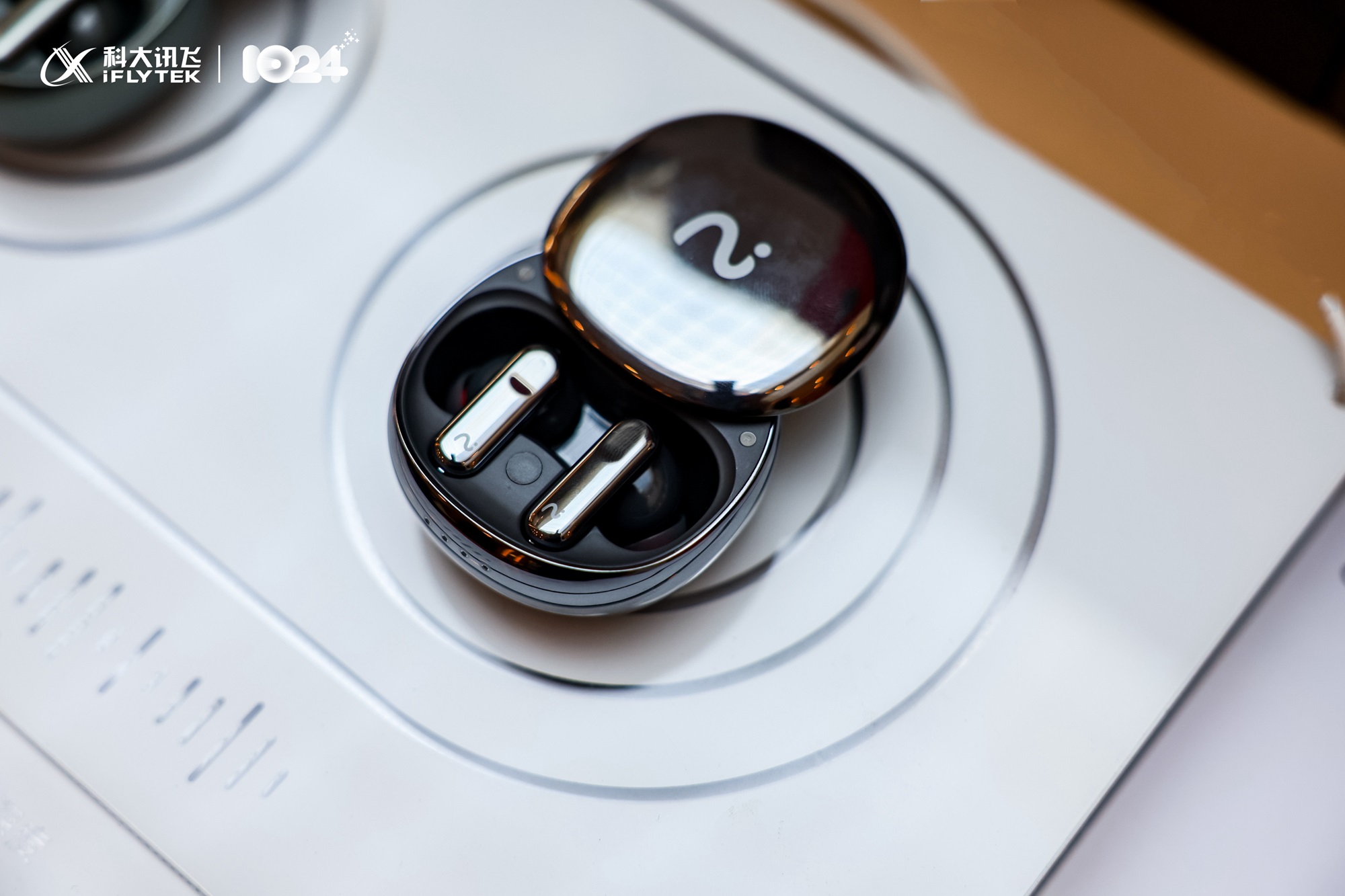 瞄准AI耳机的芯片厂，为何说自己不想做通用｜智能涌现?