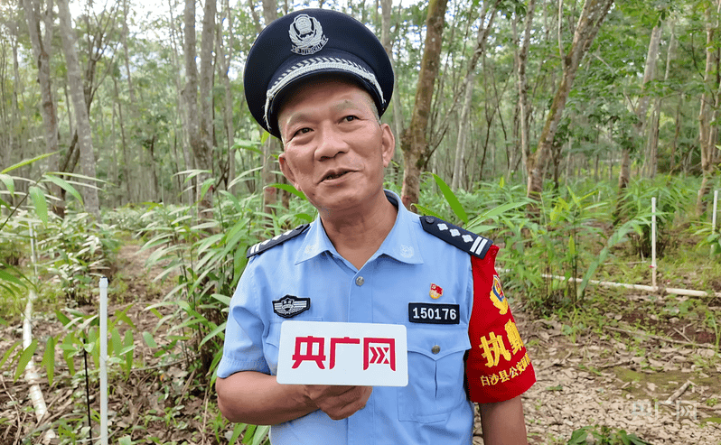 火遍央媒——成都市公安局“变脸”警官高启诚到龙泉七中开课啦！