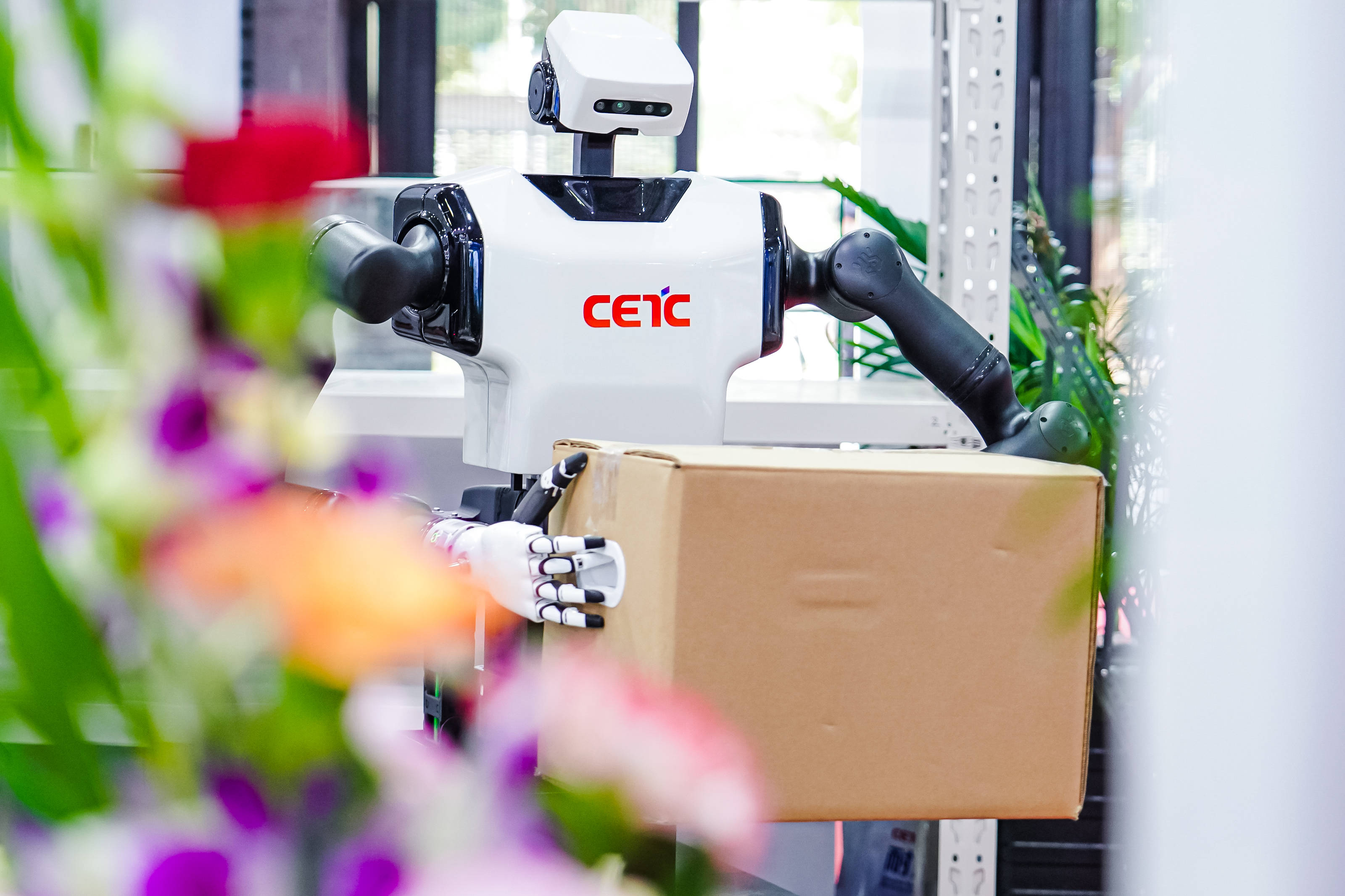 首款人形机器人发布,软通动力涨逾8%!公司回应