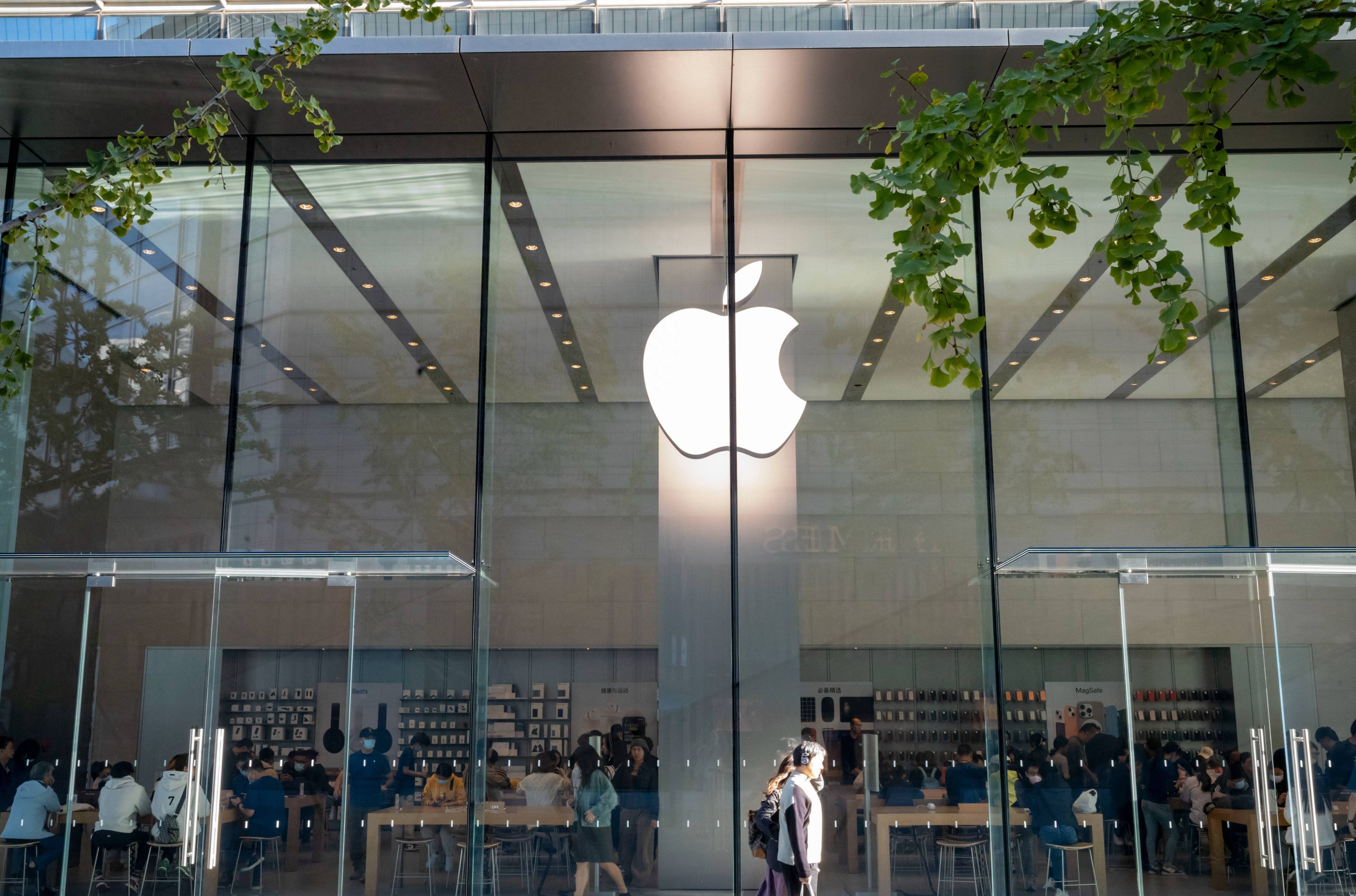 传国行苹果AI与阿里敲定合作，港股科技30ETF（513160）半日涨超2%，阿里巴巴-W涨超6%