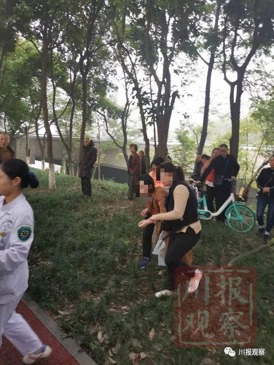 惊险十分钟！成都两护士火车站救回猝死旅客