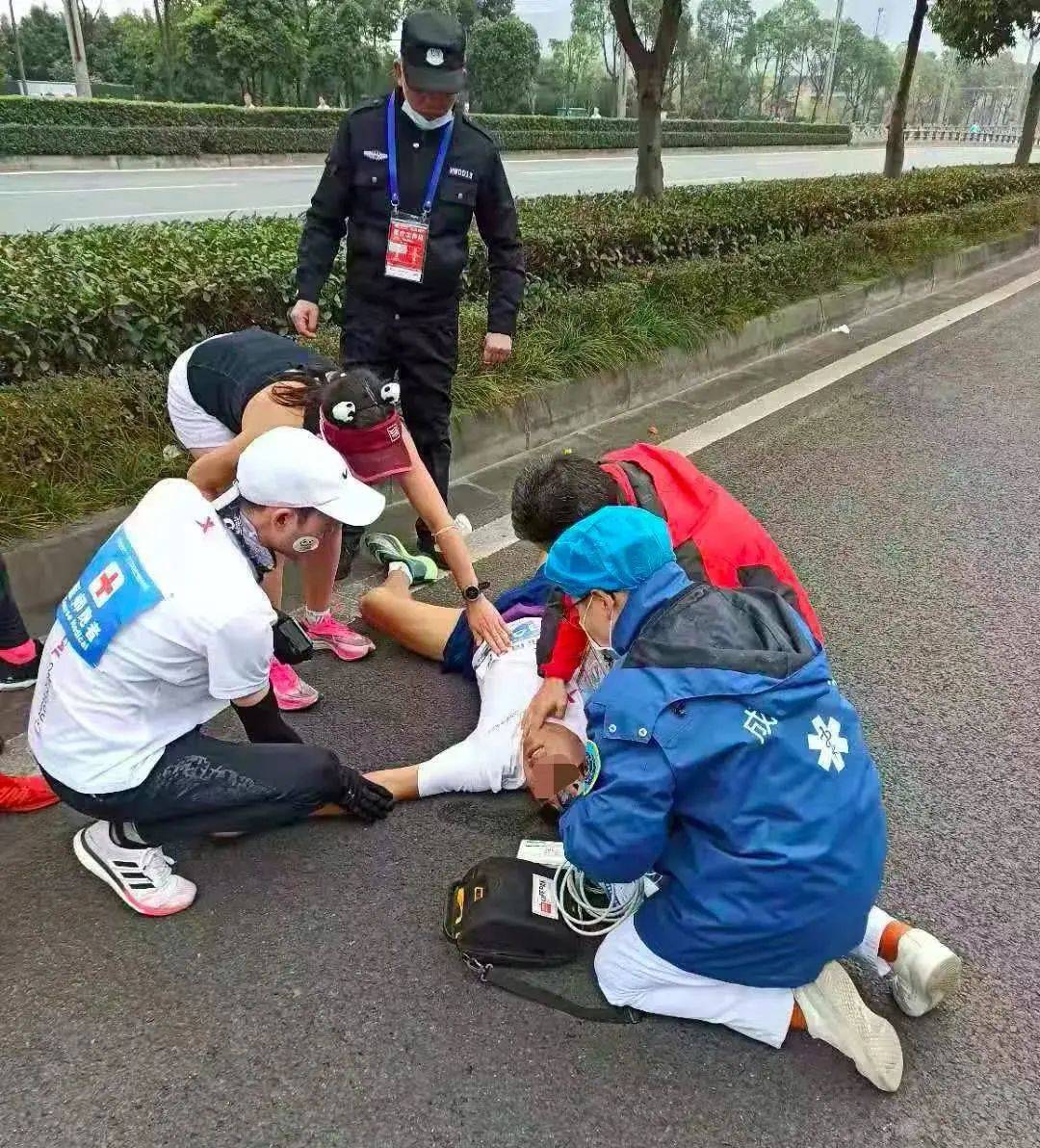 惊险十分钟！成都两护士火车站救回猝死旅客