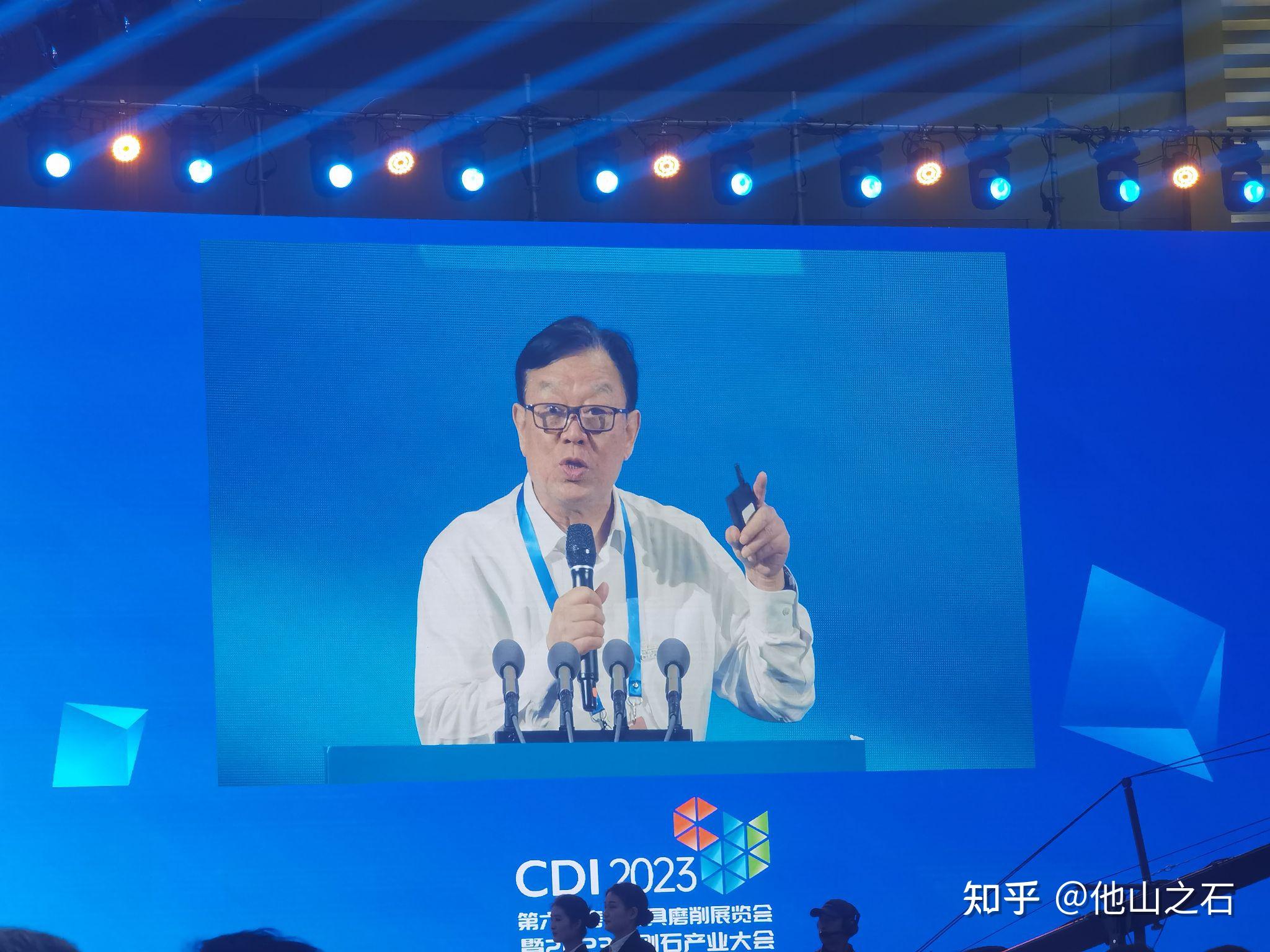 这家锂电龙头积极拓展VR/AR等新兴应用，明年拟推首代全固态电池丨机构调研