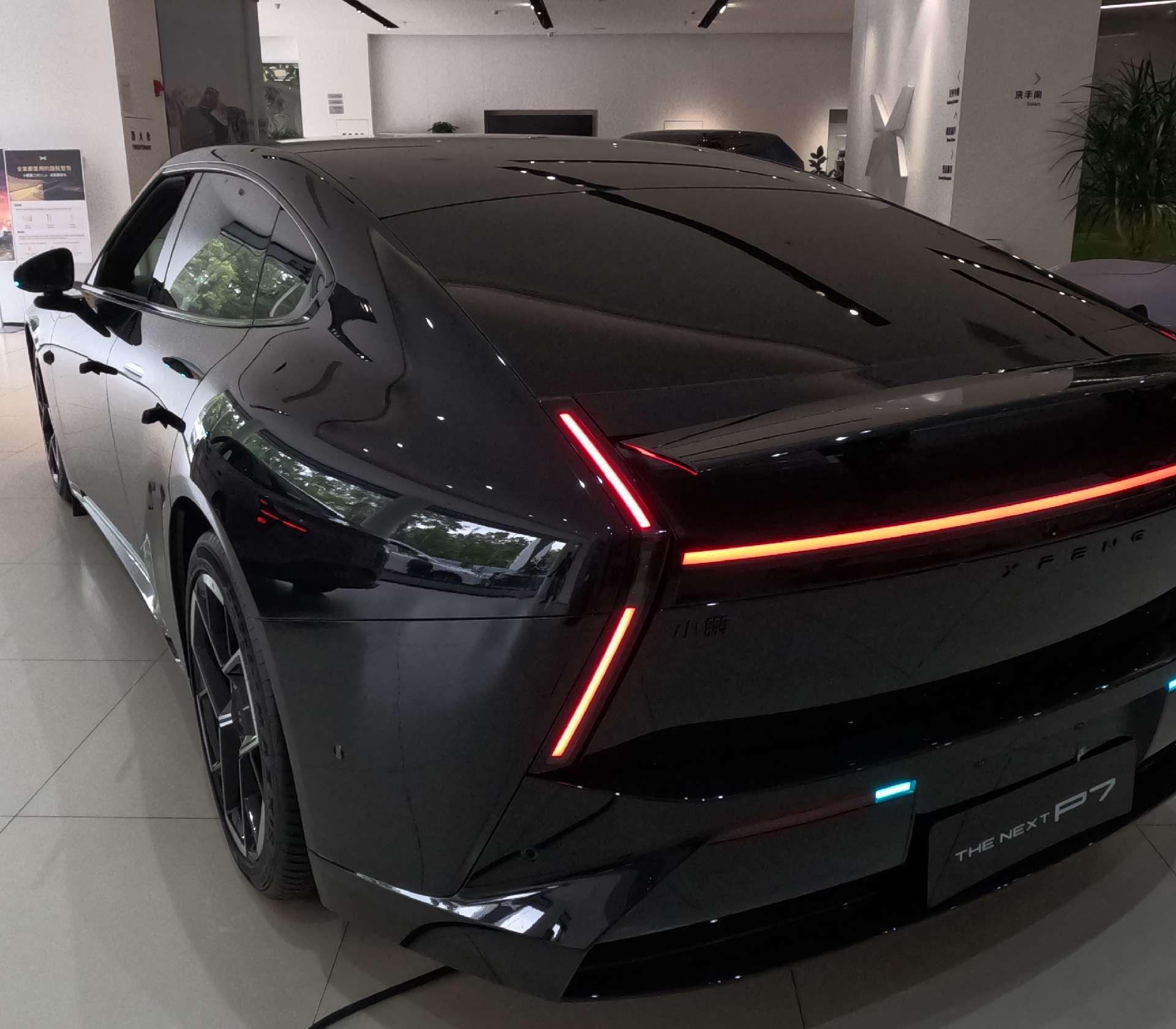 小鹏VLA 2.0实测反馈“丝滑”，港股通汽车ETF易方达（159121）标的指数冲击三连涨