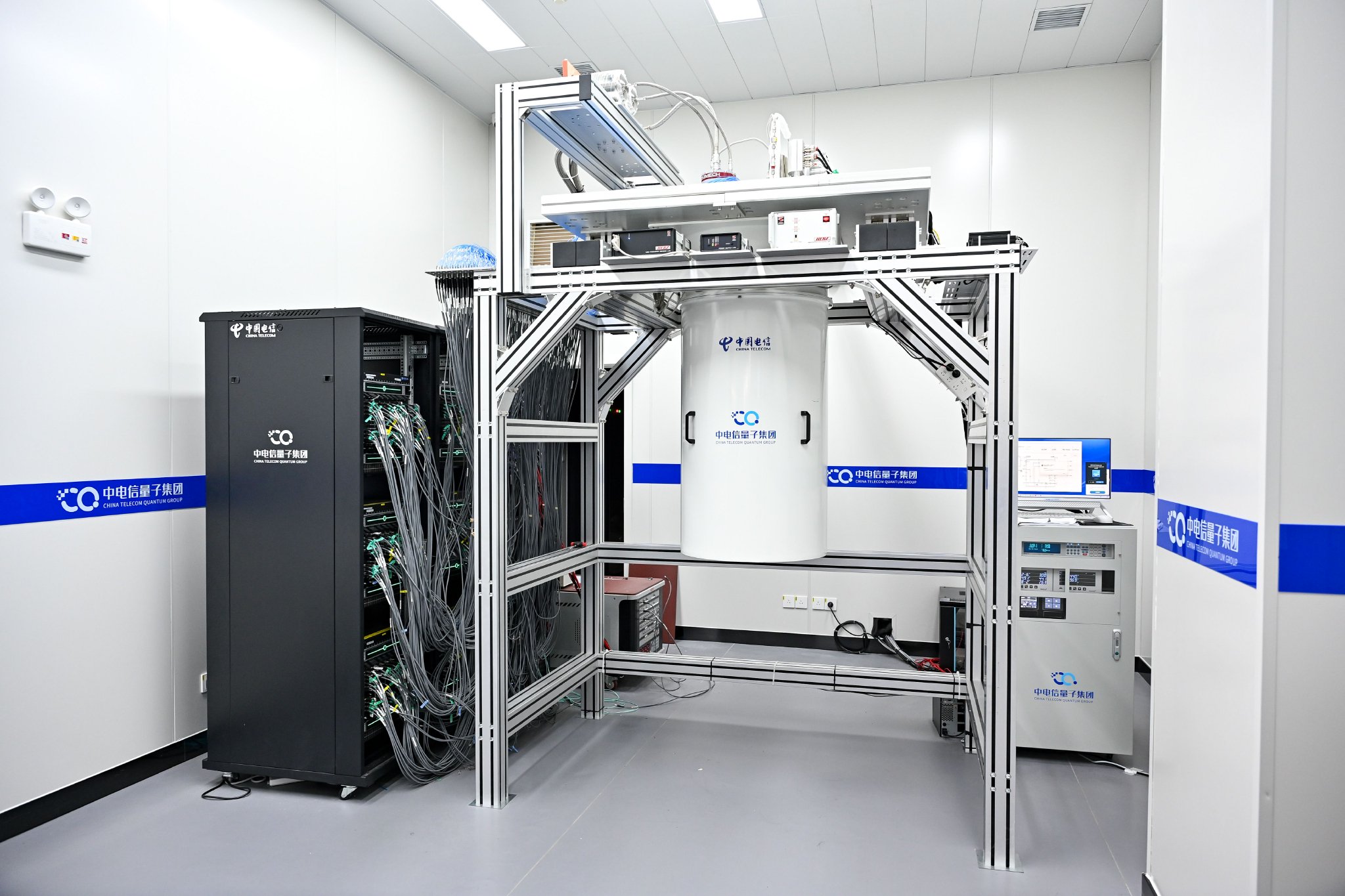 半导体设备板块走强，关注半导体设备ETF易方达（159558）、芯片ETF易方达（516350）布局机会